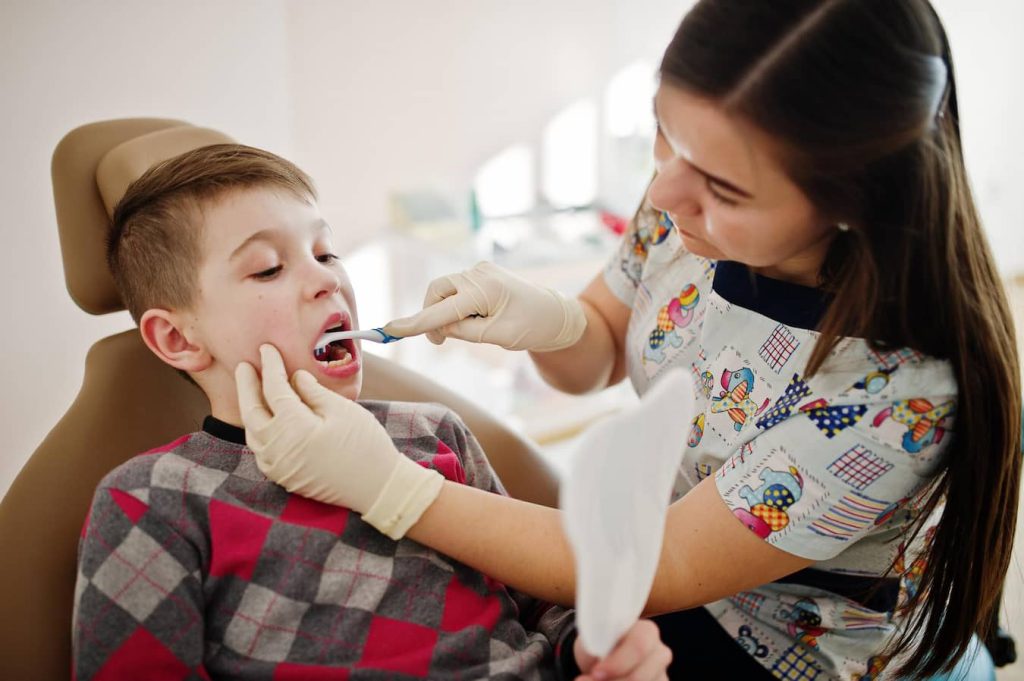 مراقبت‌های بعد از کشیدن دندان عقل اطفال دندانپزشکی سوفیا