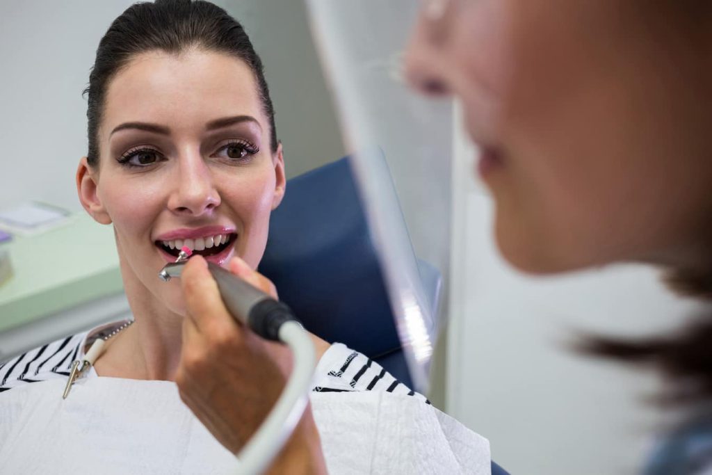 تغییرات زیبایی دندان در چه صورت خطرناک محسوب می‌شوند؟ دندانپزشکی سوفیا