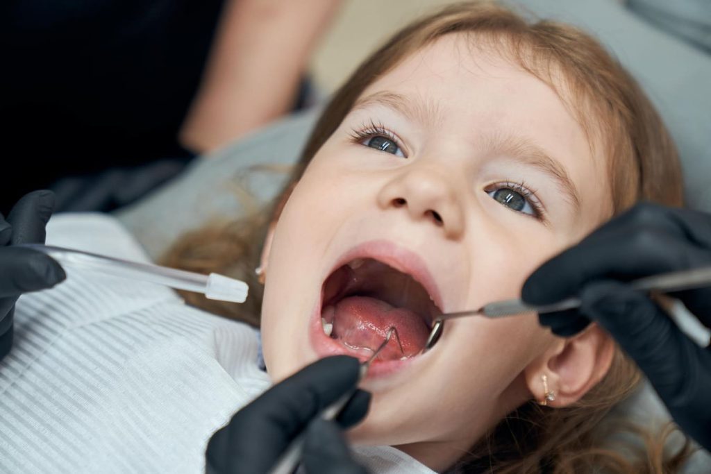 چه زمانی باید کودک خود را برای اولین بار به دندانپزشک ببرم؟