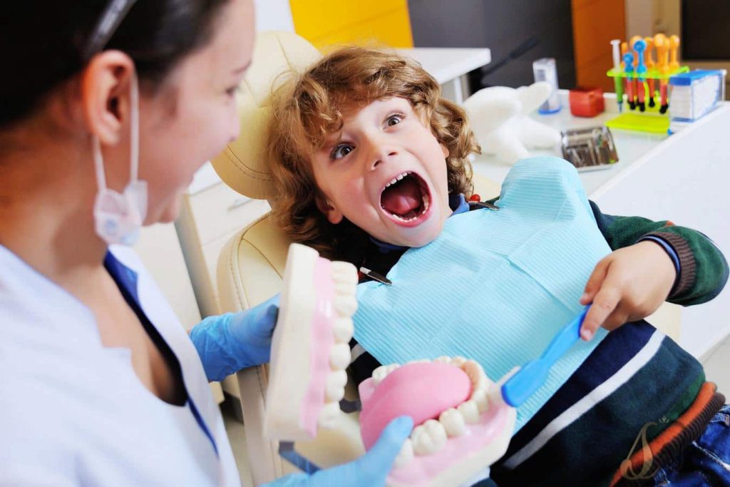 دندانپزشک اطفال چه کسی است؟