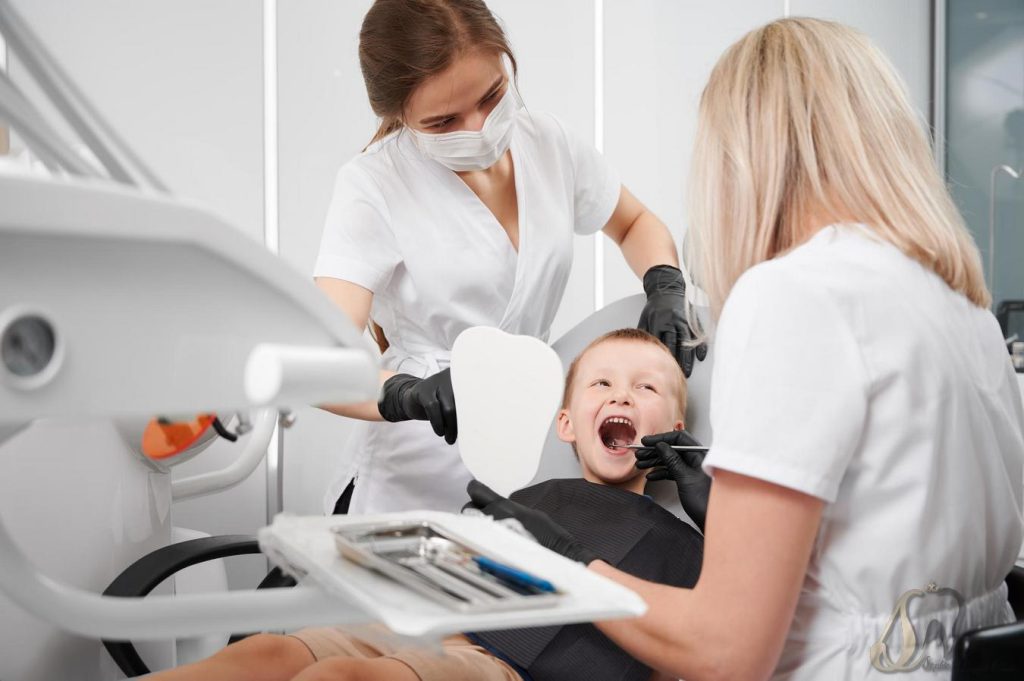 تصویر شاخص دندان پزشک اطفال چه کسی است؟ دندان پزشکی سوفیا