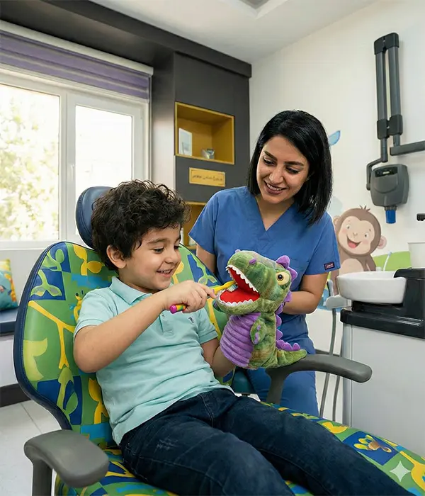 کودک خندان در حال یادگیری مسواک زدن با عروسک دایناسور کنار دندانپزشک مهربان در دندانپزشکی کودکان شهرک ولیعصر