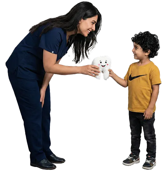 دندانپزشک مهربان در حال هدیه دادن عروسک دندان به کودک خندان جهت جلب اعتماد در دندانپزشکی کودکان شهرک ولیعصر